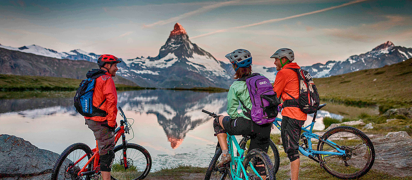 Biker am See beim Matterhorn
